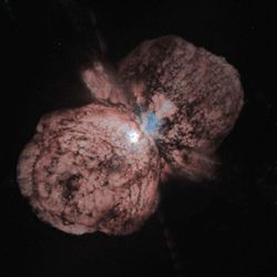 Gegen Ende ihrer Leuchtphase erzeugen schwere Sterne auch schwerere Atomkerne und stoßen das Material in Form von Wolken aus, hier: 
Nebel um den extrem massereichen Stern eta Carinae, entstanden durch Eruptionen vor 100 bis 150 Jahren.